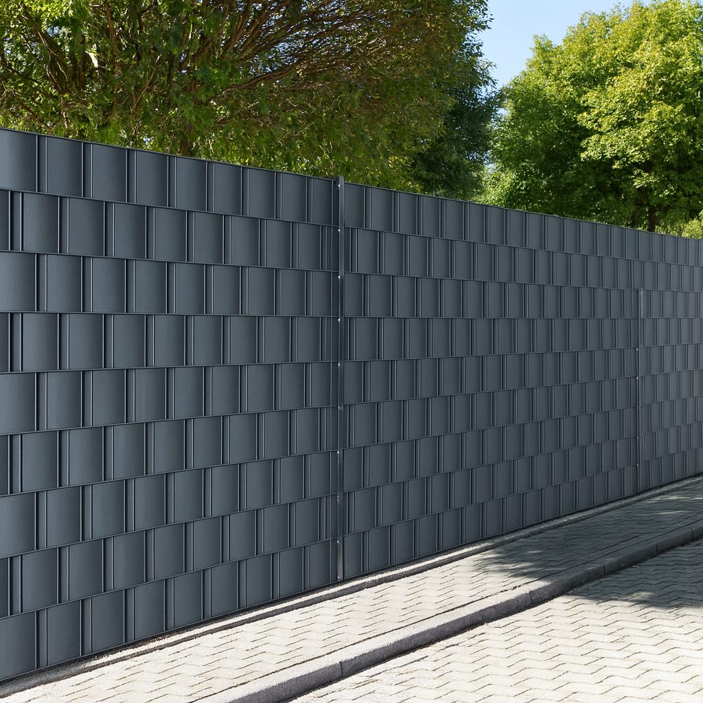 Langer Doppelstabmattenzaun mit anthrazitfarbenen Sichtschutzstreifen entlang einer Straße in Halle