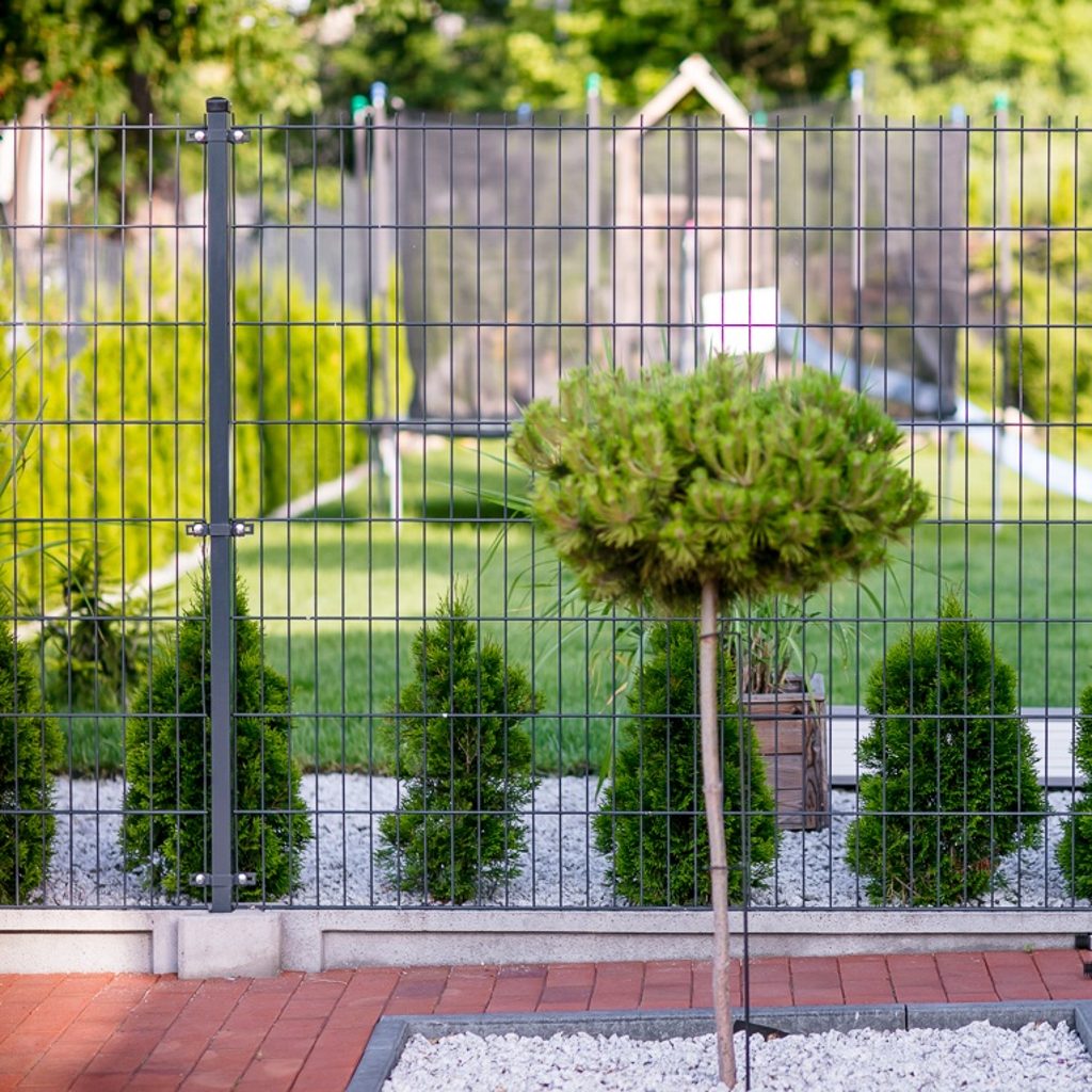 Doppelstabmattenzaun im Garten in Leipzig mit anthrazitfarbenen Pfosten und modernen Stahldrähten – langlebiger und pflegeleichter Gartenzaun