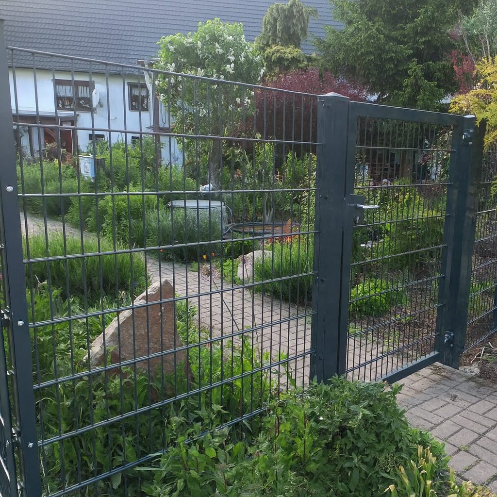 Doppelstabmattenzaun mit Toranlage in Anthrazit als Gartenzaun in Halle, pulverbeschichtet und feuerverzinkt