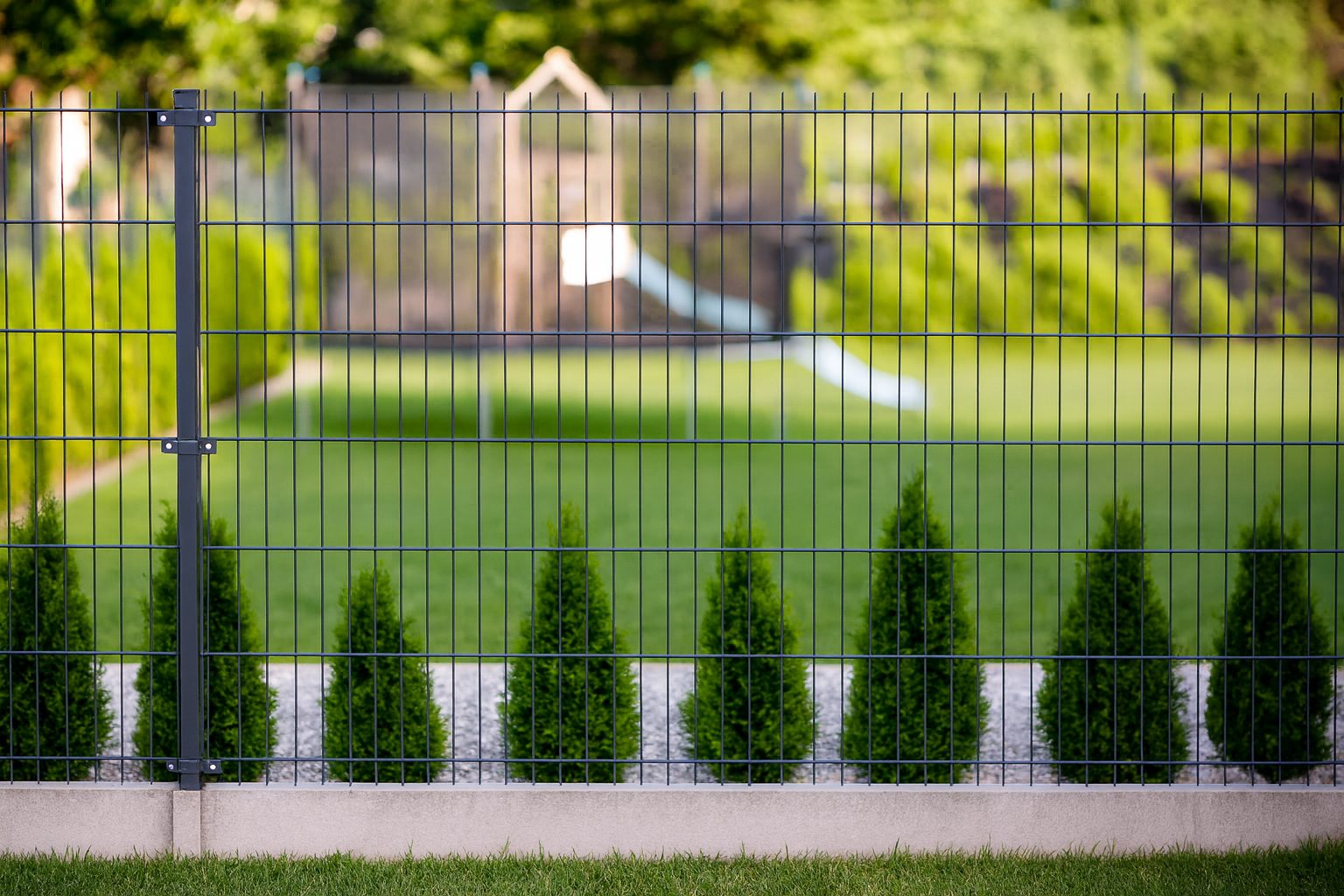 Doppelstabmattenzaun in Halle im modernen Garten