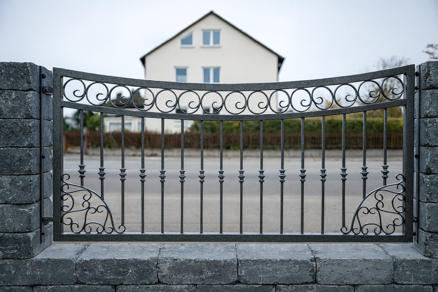 Stahlzaun in Leipzig aus Schmiedeeisen mit dekorativen Ornamenten, stabil und langlebig