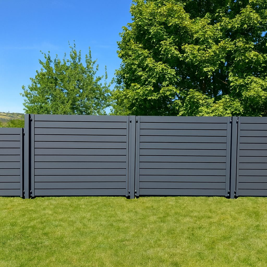 Aluminium Sichtschutzzaun mit waagerechten Paneelen in Anthrazit auf grünem Grundstück