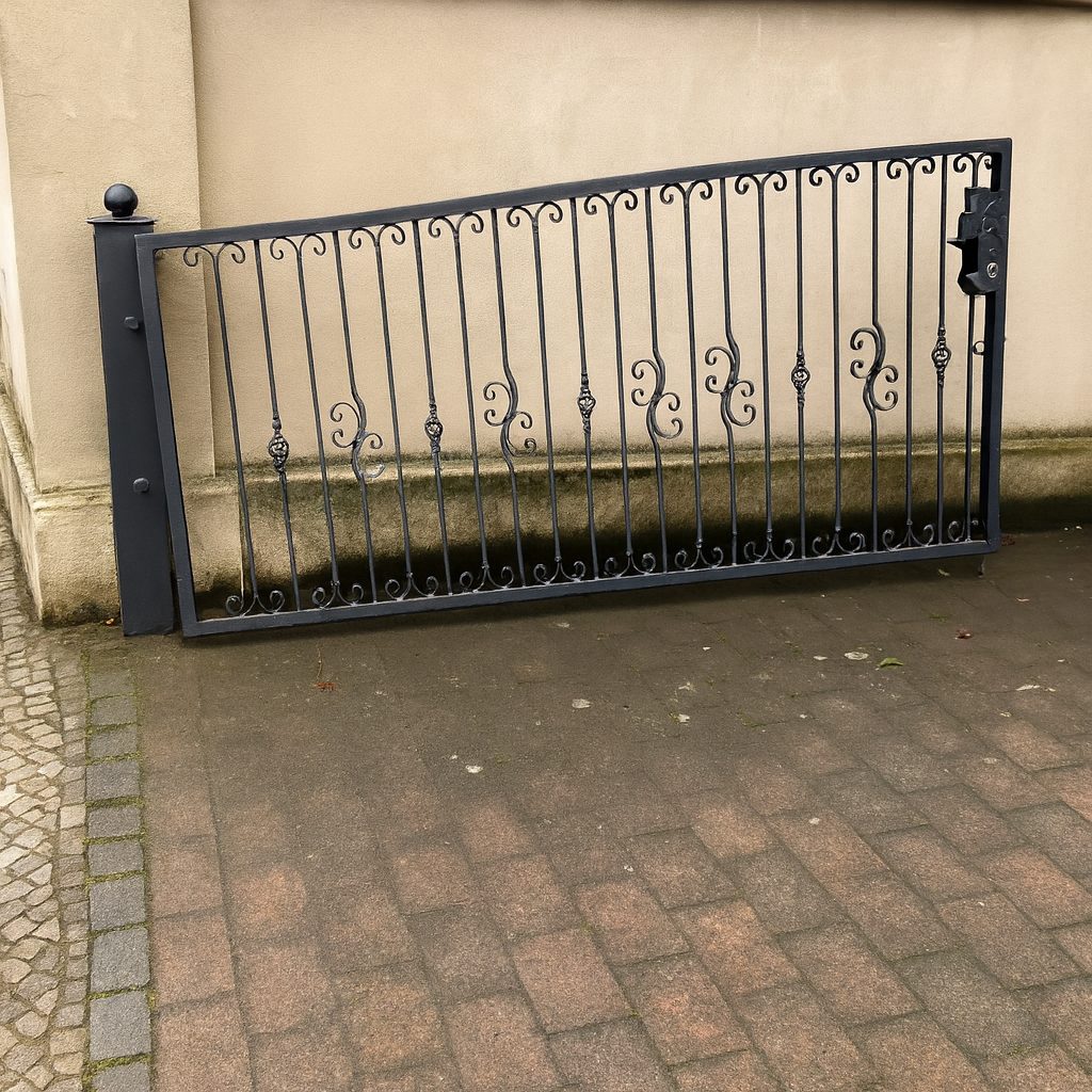 Flügeltor mit Steigbändern in Anthrazit, montiert an einer Einfahrt in Halle