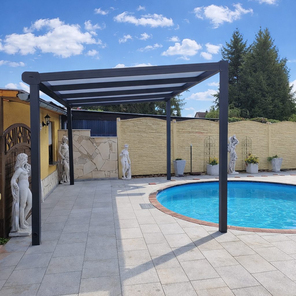 Anthrazitfarbene Pergola als Terrassenüberdachung am Pool mit sauberem Wasser in Leipzig