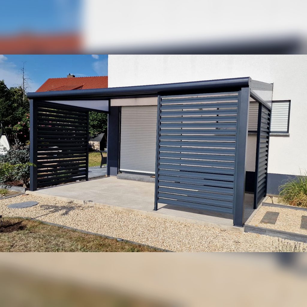 Aluminium-Terrassendach mit seitlichen Lamellenwänden an Haus in Halle (Saale)