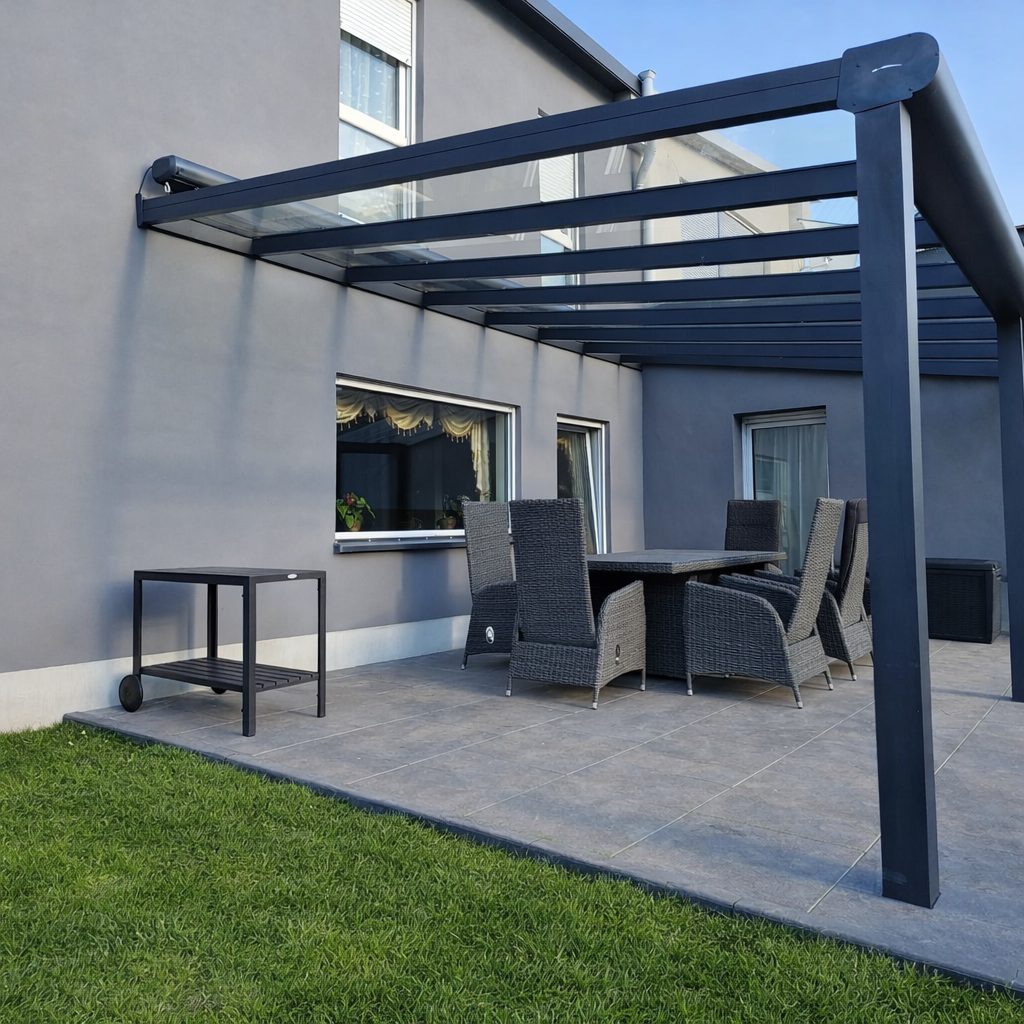 Moderne Aluminium-Terrassenüberdachung mit Glasdach auf Terrasse in Leipzig