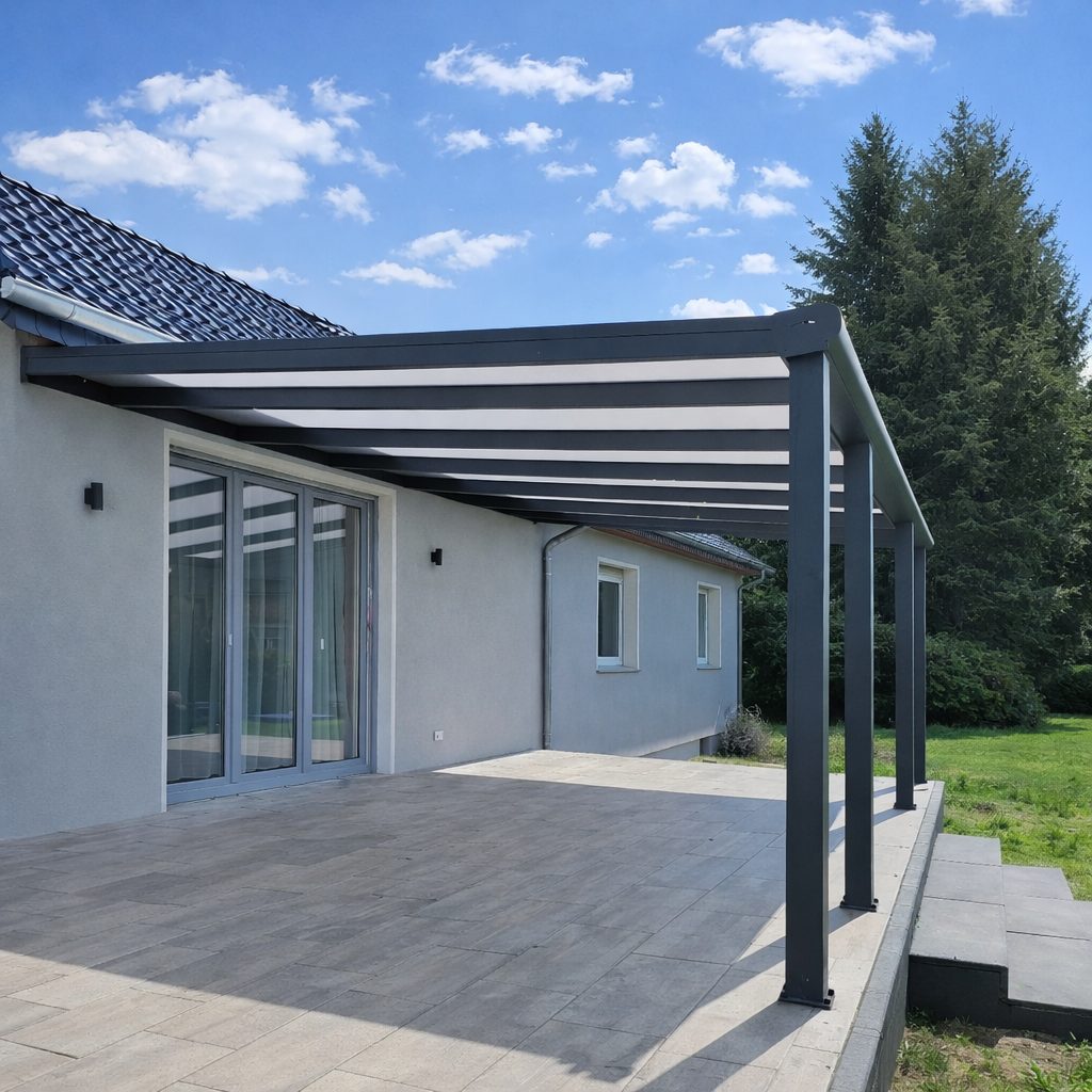Anthrazitfarbene Terrassenüberdachung aus Aluminium an einem Einfamilienhaus bei Halle (Saale)