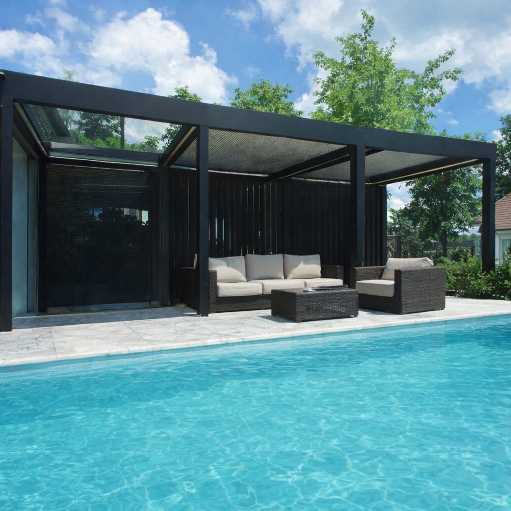 Moderne Aluminium-Pergola in Anthrazit am Swimmingpool, mit beiger Lounge-Sitzgruppe und marmorierten Terrassenfliesen im Garten in Halle Leipzig.
