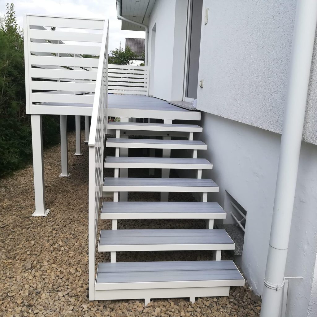 Anbaubalkon mit Außentreppe und weißem Aluminiumgeländer am Haus – Referenz im Raum Halle–Leipzig