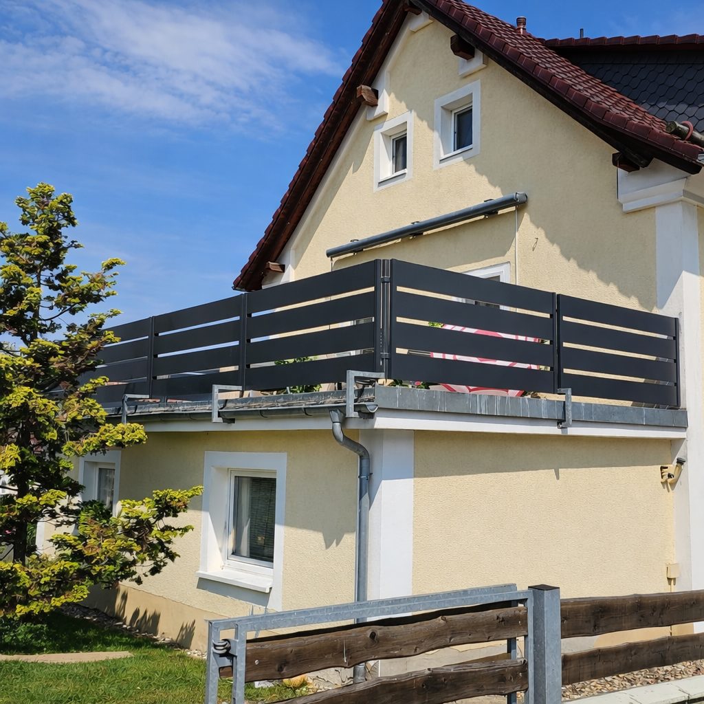 Moderne Brüstung aus Aluminium mit horizontalen Lamellen auf einer Terrasse – Region Halle Leipzig
