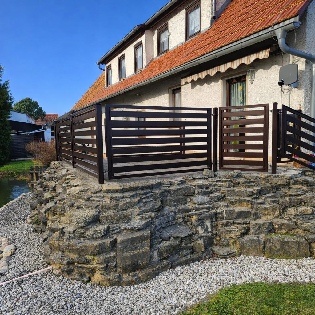 Moderne Brüstung aus Aluminium mit horizontalen Lamellen auf einer Terrasse – Region Halle Leipzig