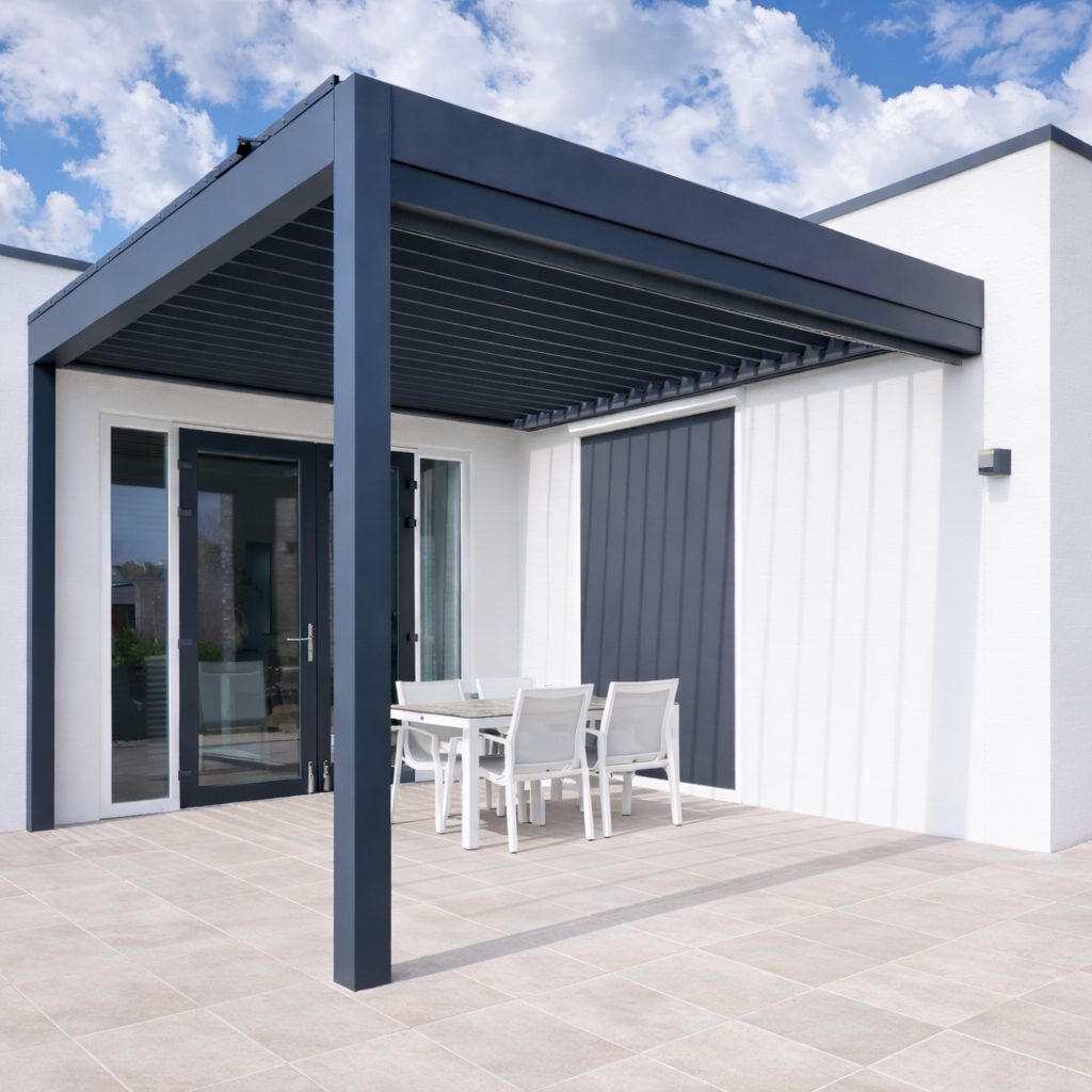 Moderne Pergola mit Lamellendach an weiß verputzter Hausfassade auf Terrassenplatten in der Region Halle–Leipzig.