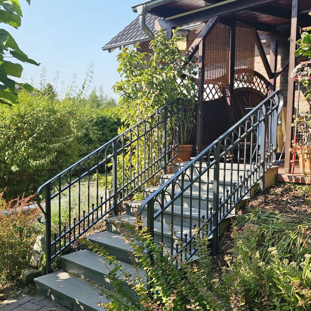 Außen-Treppengeländer aus Metall in Anthrazit an einer Haustreppe – Montage/Referenz Region Halle–Leipzig.