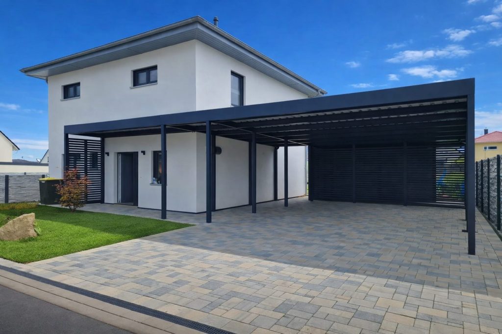 Moderner Aluminium Doppelcarport mit Lamellen Seitenwand und Pflastereinfahrt an einem Einfamilienhaus in der Region Halle Leipzig