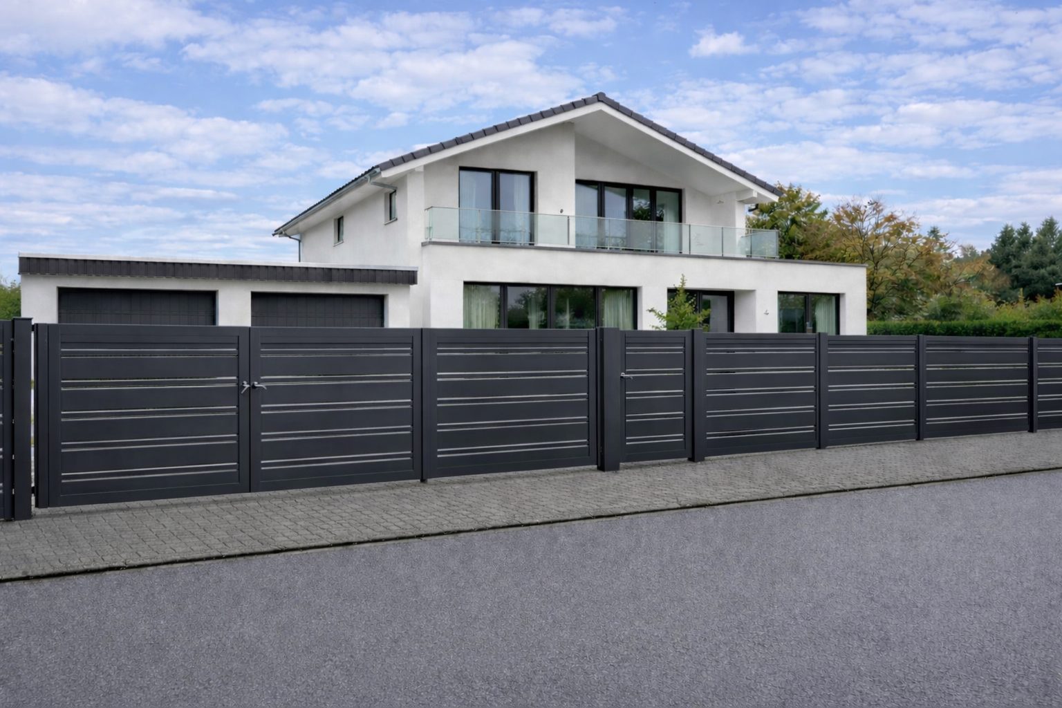 Moderner Aluminiumzaun mit waagerechten Paneelen in Anthrazit vor einem Einfamilienhaus