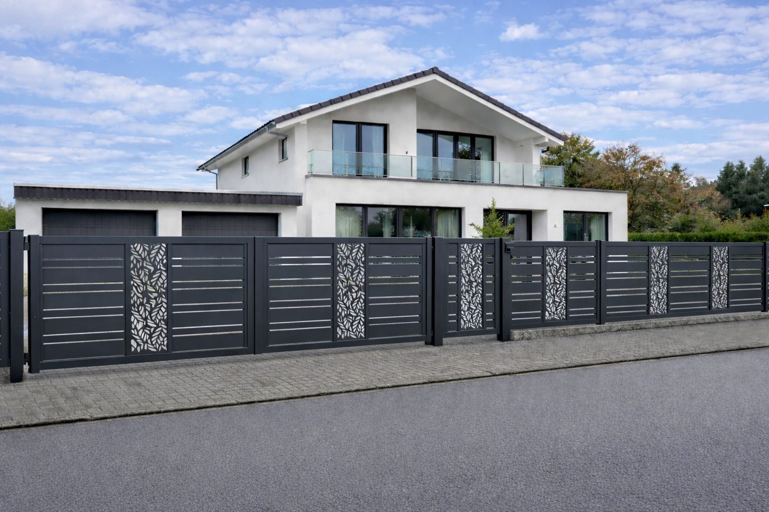 Moderner Aluminiumzaun mit waagerechten Paneelen in Anthrazit vor einem Einfamilienhaus