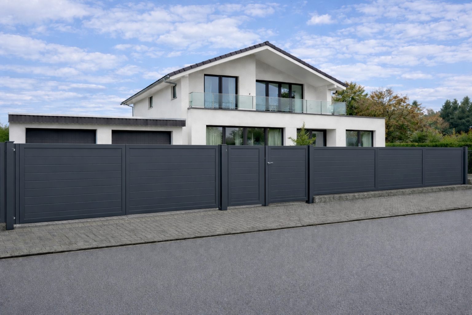 Moderner Aluminiumzaun mit waagerechten Paneelen in Anthrazit vor einem Einfamilienhaus