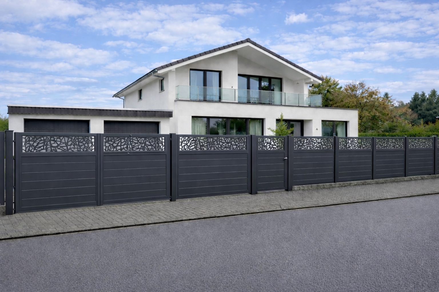 Moderner Aluminiumzaun mit waagerechten Paneelen in Anthrazit vor einem Einfamilienhaus