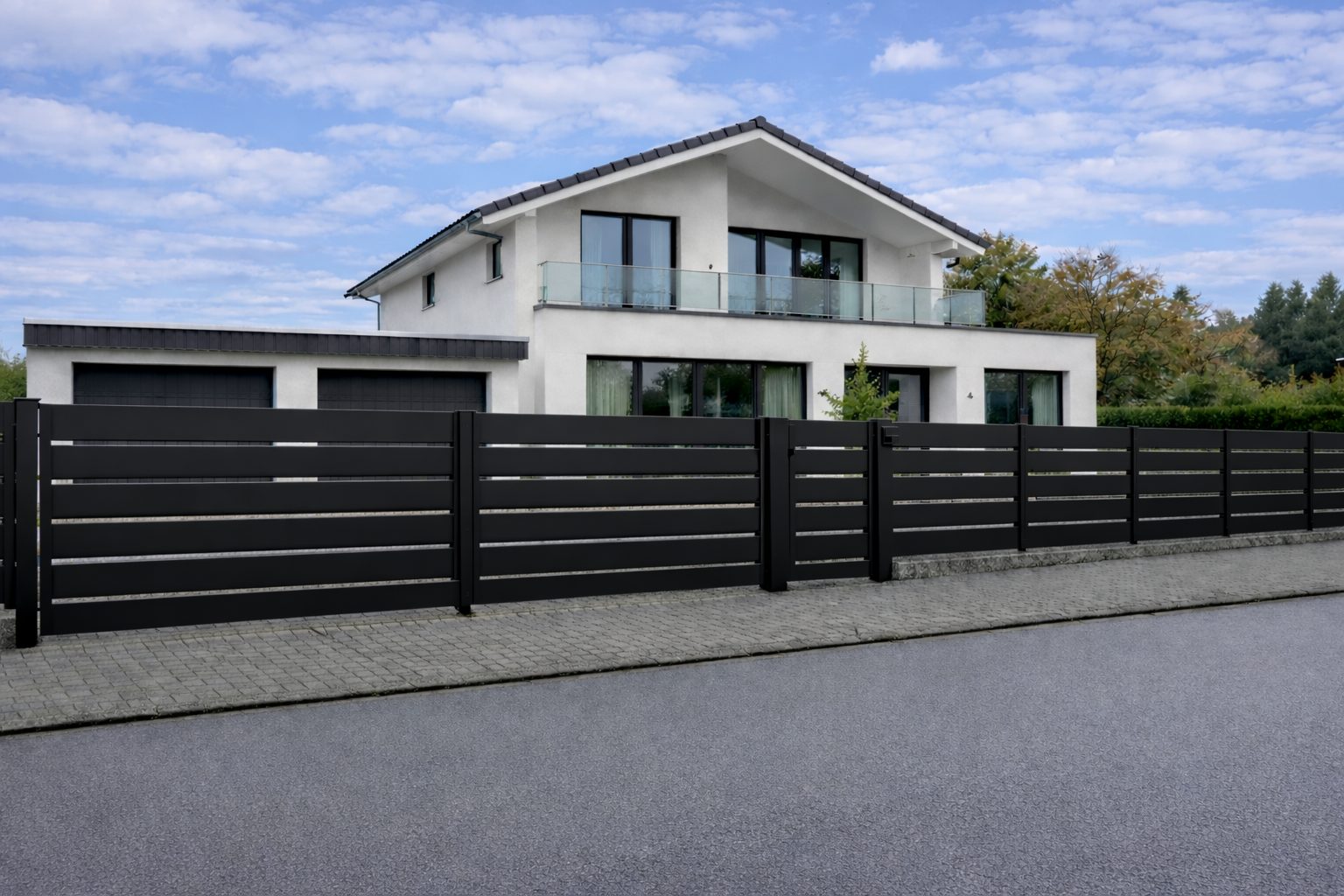 Moderner Stahlzaun bzw. Schmiedeeisenzaun in Anthrazit