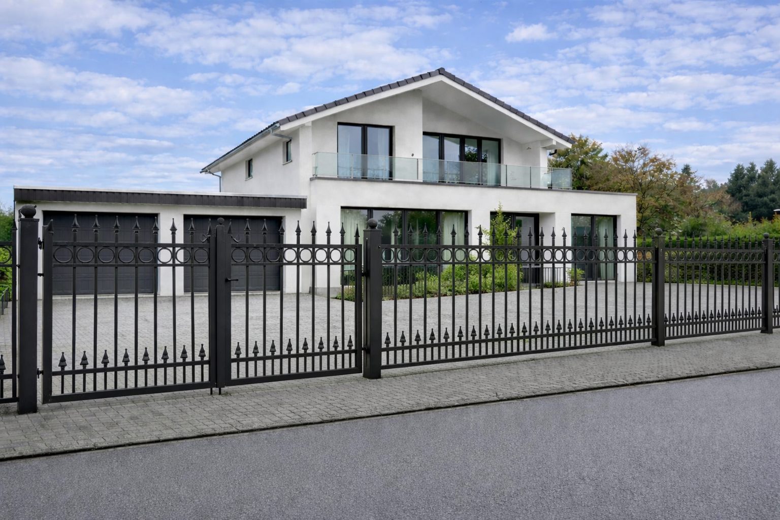 Moderner Stahlzaun bzw. Schmiedeeisenzaun in Anthrazit