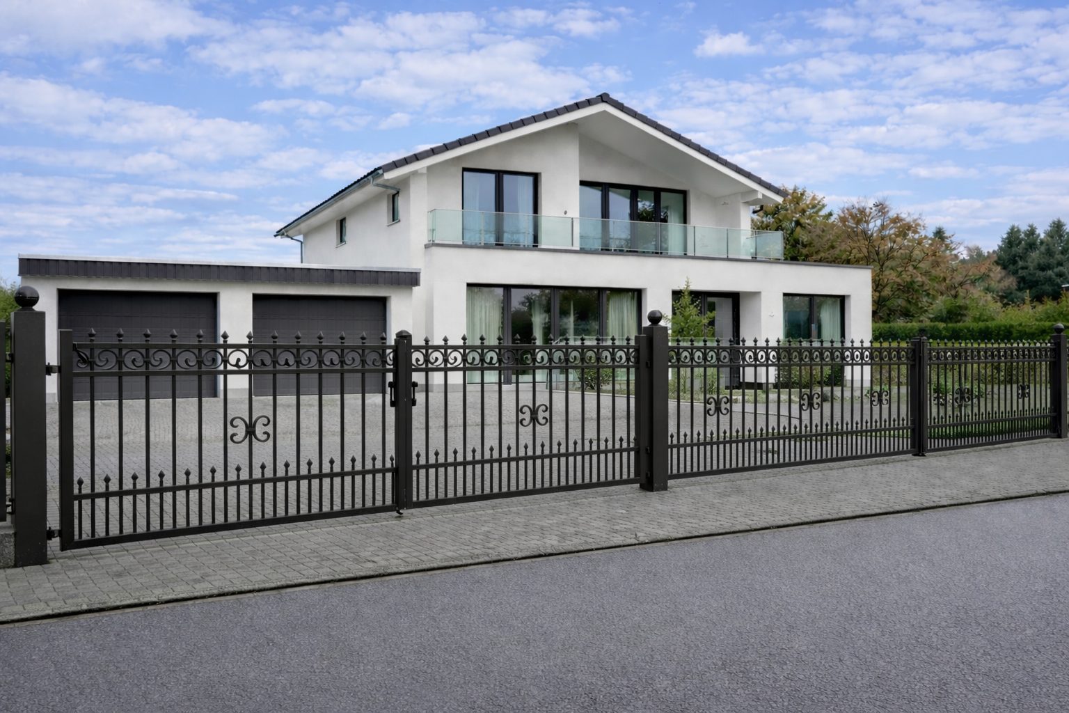 Moderner Stahlzaun bzw. Schmiedeeisenzaun in Anthrazit