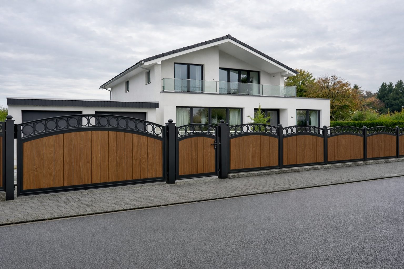 Moderner Stahlzaun bzw. Schmiedeeisenzaun in Anthrazit und Kömapanfüllung