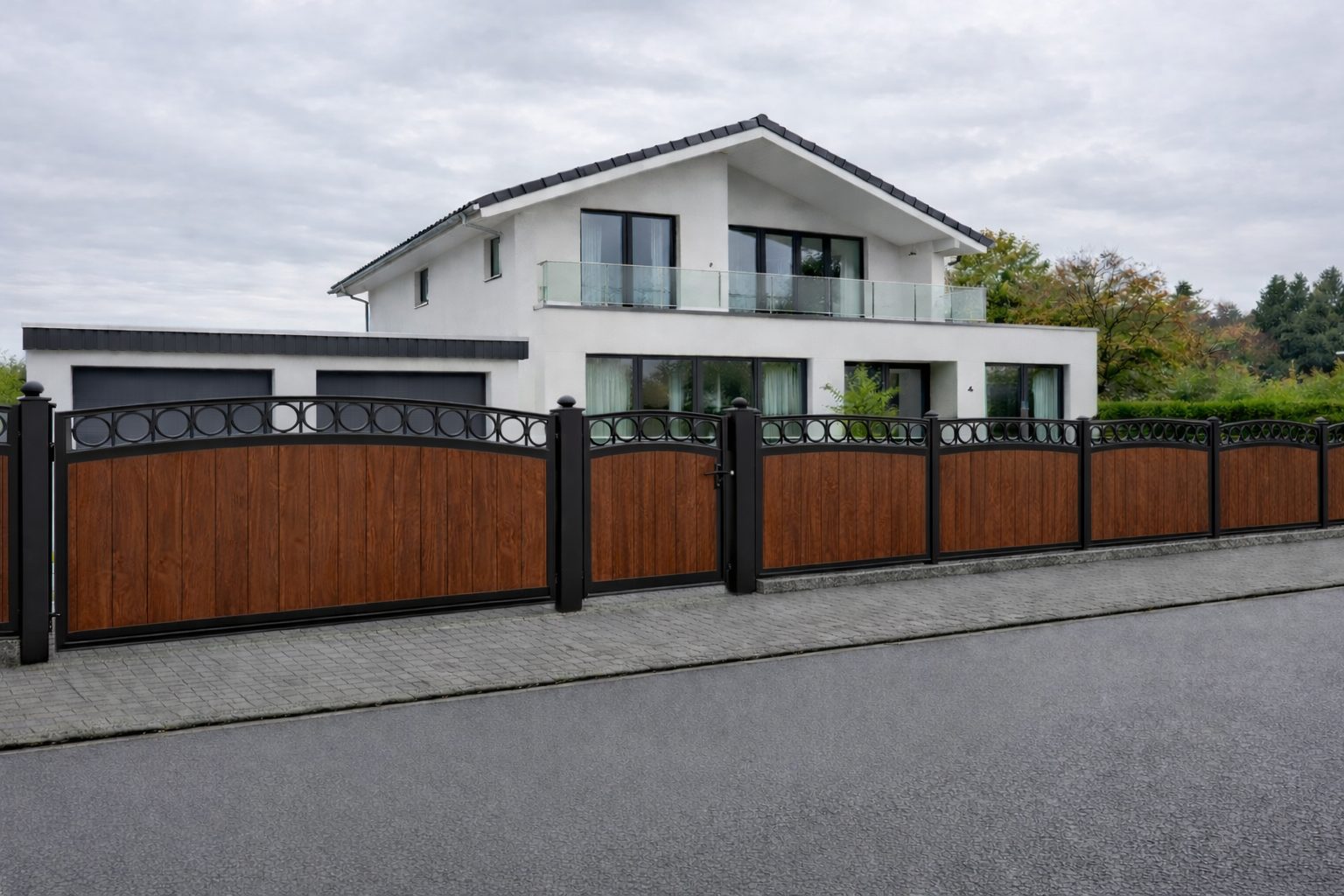 Moderner Stahlzaun bzw. Schmiedeeisenzaun in Anthrazit und Kömapanfüllung