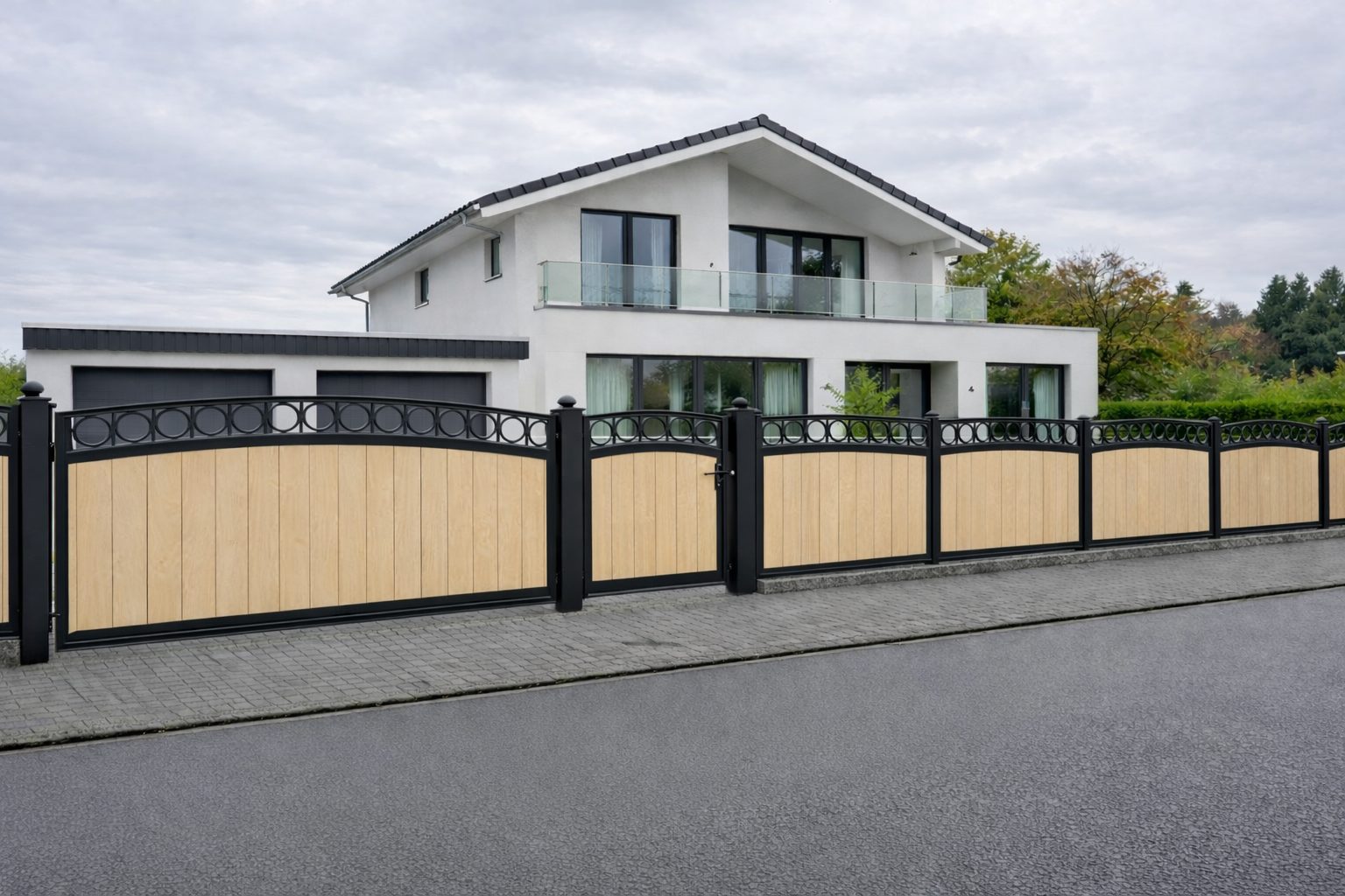 Moderner Stahlzaun bzw. Schmiedeeisenzaun in Anthrazit und Kömapanfüllung