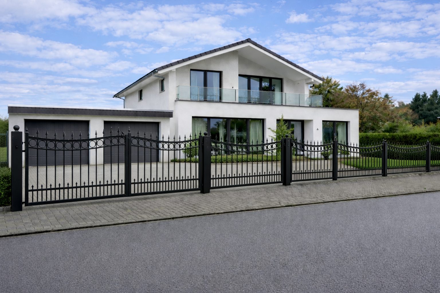 Moderner Stahlzaun bzw. Schmiedeeisenzaun in Anthrazit