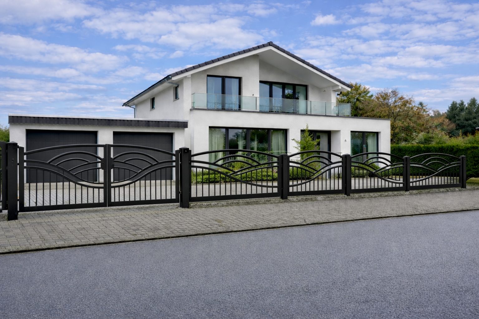 Moderner Stahlzaun bzw. Schmiedeeisenzaun in Anthrazit