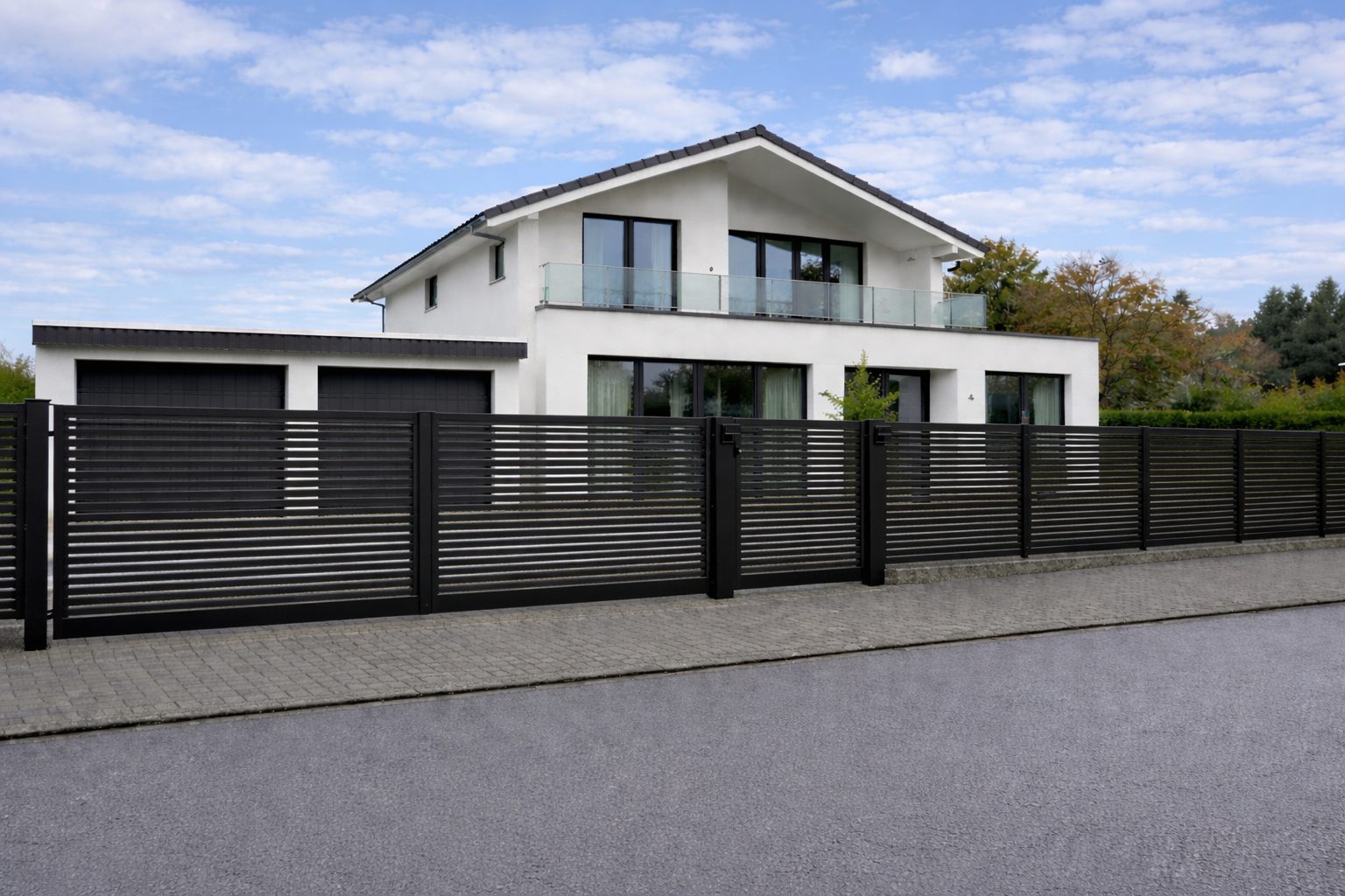 Moderner Stahlzaun bzw. Schmiedeeisenzaun in Anthrazit