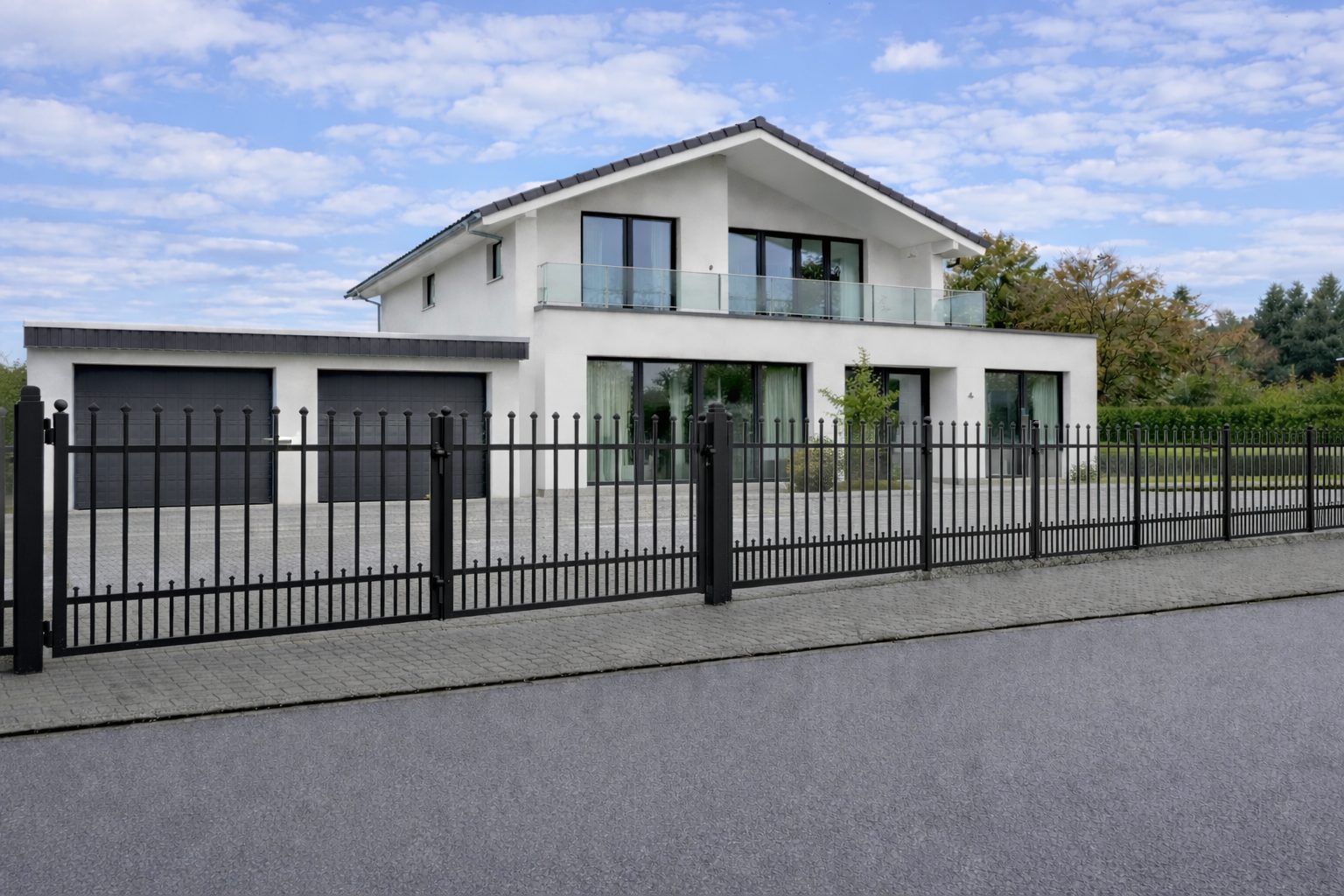 Moderner Stahlzaun bzw. Schmiedeeisenzaun in Anthrazit